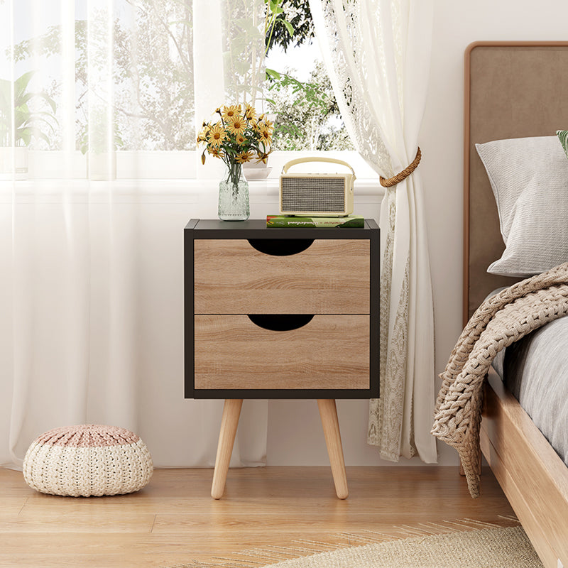 Модерно компактно ноќно ормарче Bedside Table Wedic со коцкаст паметен формат во мат црна рамка и полица со текстура на природен сонома даб