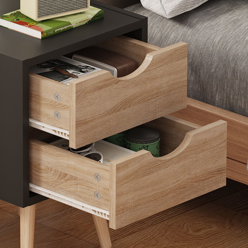 Модерно компактно ноќно ормарче Bedside Table Wedic со коцкаст паметен формат во мат црна рамка и полица со текстура на природен сонома даб