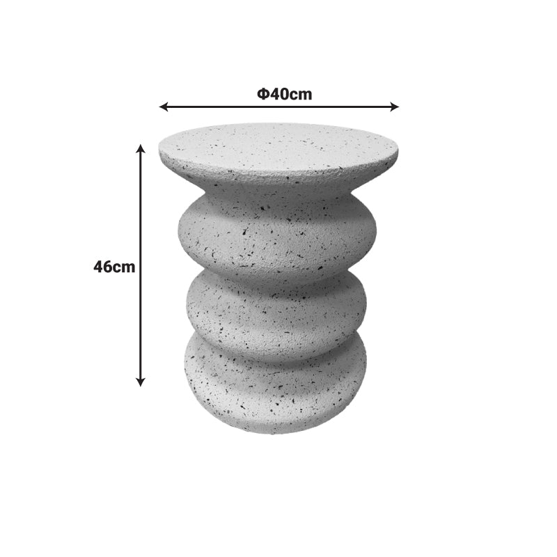 Модерна, естетска и уникатна цилиндрична помошна масичка Side Table Talia од зајакнат бетон во нежна екру крем нијанса со софистицирана монолитна база и мазна мат текстура