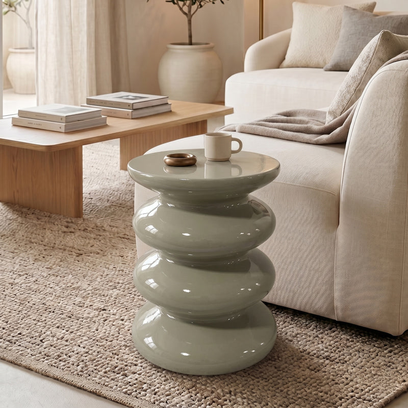 Модерна, естетска и уникатна цилиндрична помошна масичка Side Table Taloar од зајакнат бетон во чиста бела боја со софистицирана монолитна база и мазна мат текстура
