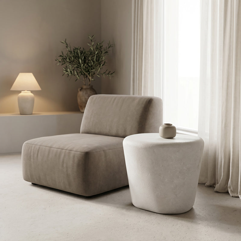 Модерна, естетска и уникатна тркалезна помошна маса Side Table Rigic во чиста бела боја со мазна горна површина и стабилна паметна архитектура