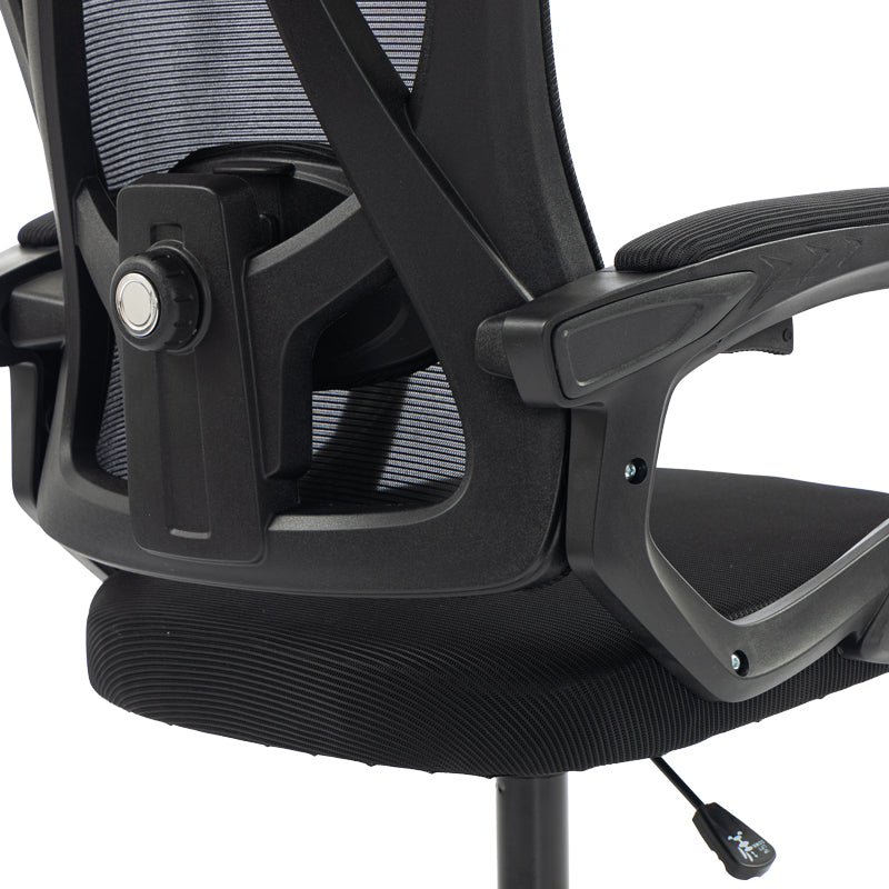 Модерна црна директорска канцелариска столица Executive Office Chair Umberia со висок ергономски наслон од дишлива мрежа, потпирачи за раце и засилена база на тркалца